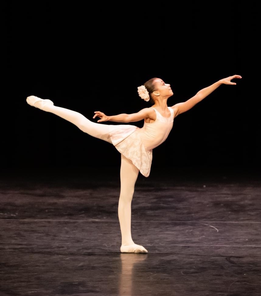 ESALO_Lovencia_-_Provide_an_arabesque_photo.jpeg