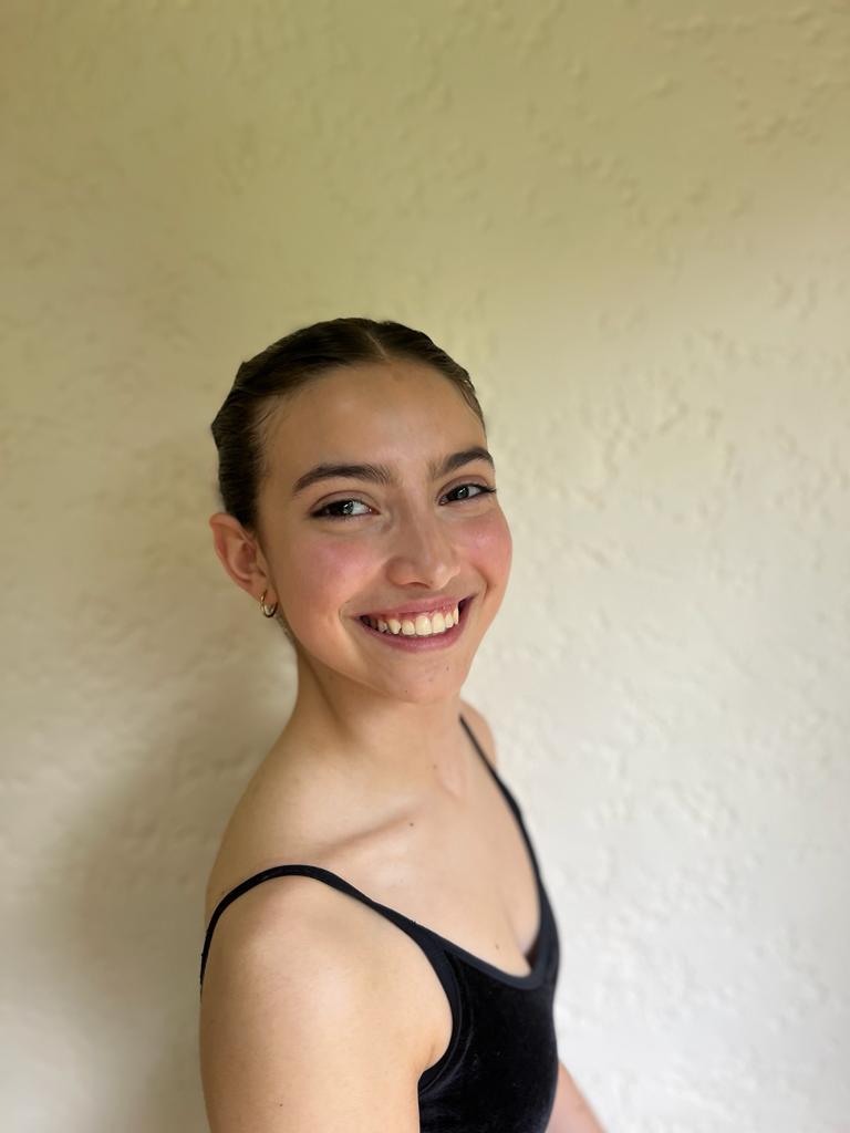 JULIETA_NORMEY_MEDIO_CUERPO.jpg