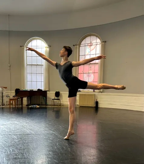 SIMAIR_Carson_-_Provide_an_arabesque_photo_-_copie.jpg