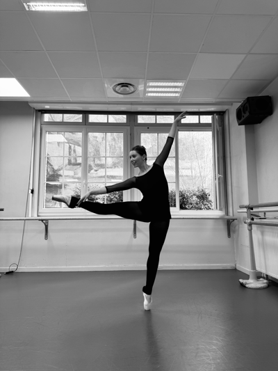 julie cazaux — Classical dancer