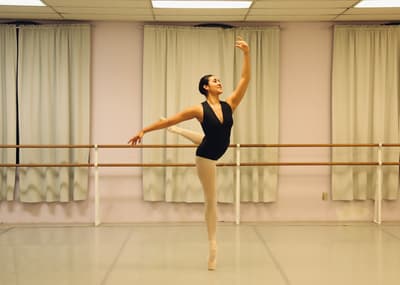 Elizabeth Hrushowy — Classical dancer, France