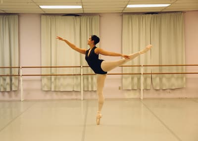 Elizabeth Hrushowy — Classical dancer, France