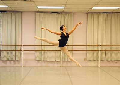 Elizabeth Hrushowy — Classical dancer, France