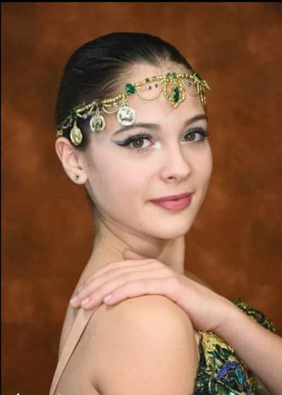 Linda Magnanelli — Classical dancer