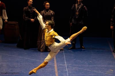 Simone Agró — Classical dancer