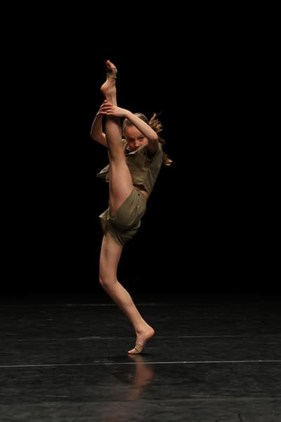 Nelle Vanhauwaert — Contemporary dancer, Belgium