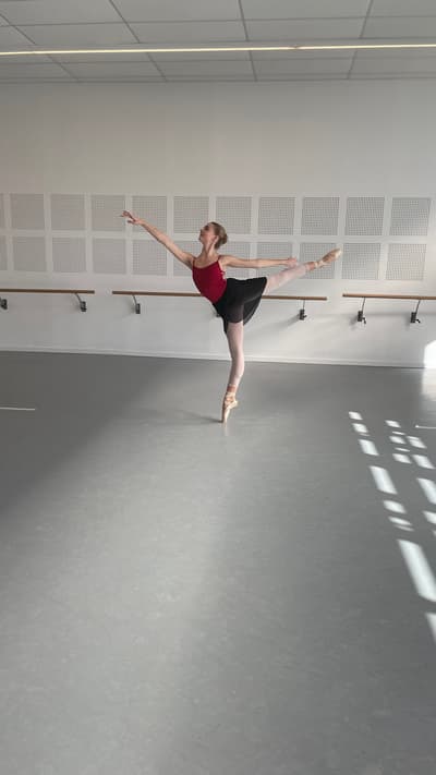 Kijas Leonie — Classical dancer, France
