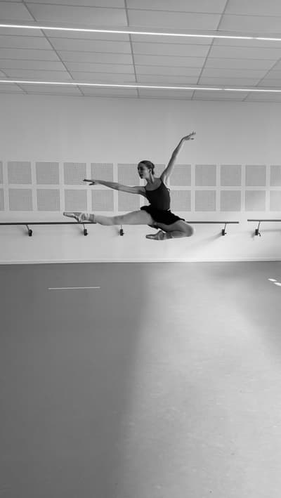 Kijas Leonie — Classical dancer, France