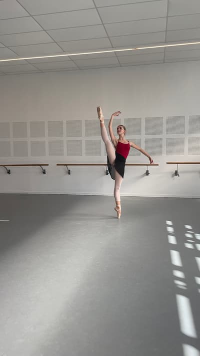 Kijas Leonie — Classical dancer, France