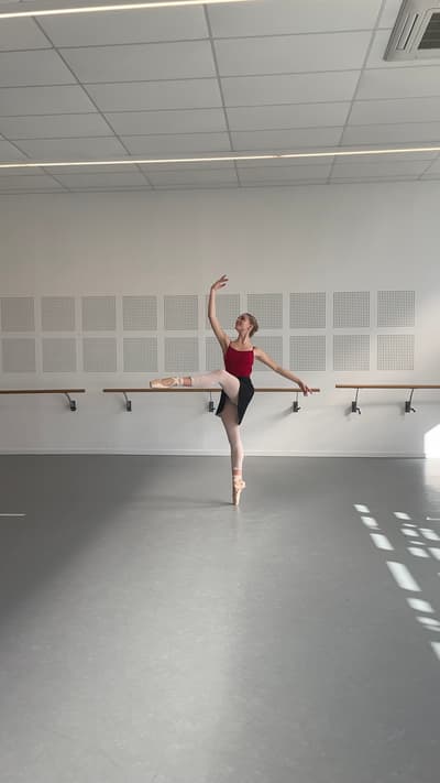 Kijas Leonie — Classical dancer, France