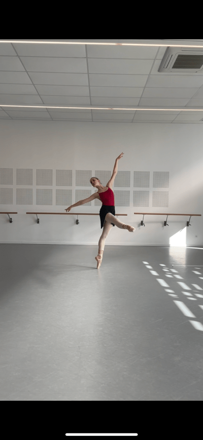 Kijas Leonie — Classical dancer, France