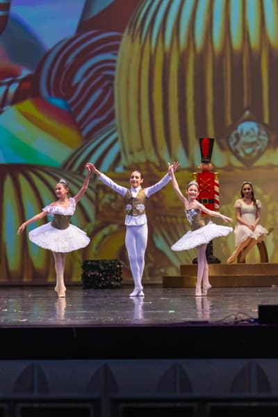 Cat Lyons — Classical dancer