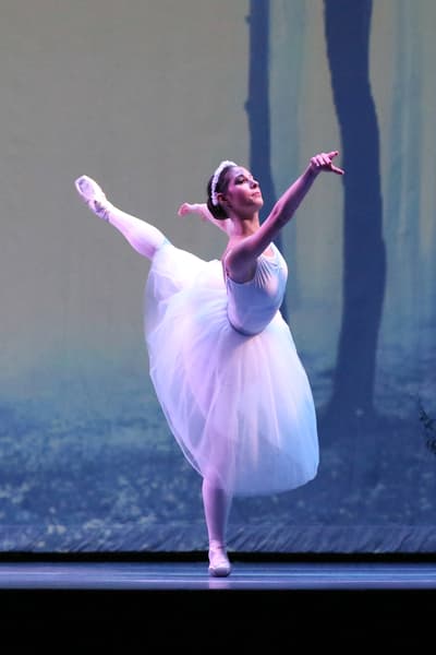 Christina Vas — Classical dancer