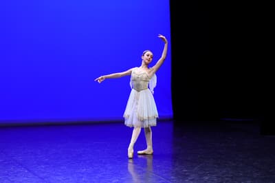 Leonie Peytureau Dupouy — Classical dancer, France