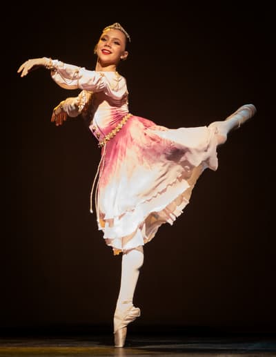 Giulia Soares Campos Giulia Trocolli — Classical dancer