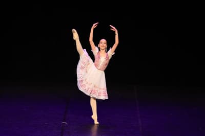 Giovana Chauar — Classical dancer