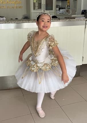 Elline Gozali — Classical dancer, Indonesia