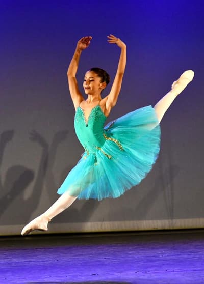 LECOMTE Nell — Classical dancer, France