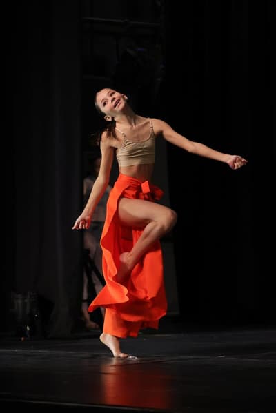 LECOMTE Nell — Classical dancer, France