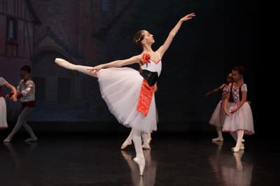 Manon Lahirigoyen — Classical dancer