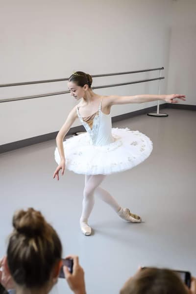 Manon Lahirigoyen — Classical dancer