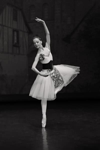 Manon Lahirigoyen — Classical dancer
