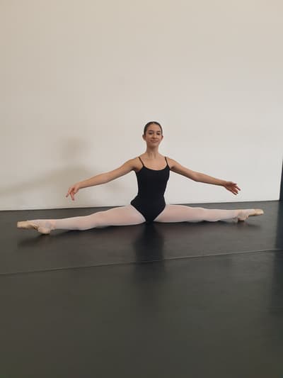 Laura PARIS — dancer, France