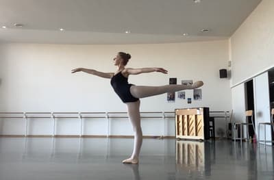 Malou Bouyer — Contemporary dancer, France