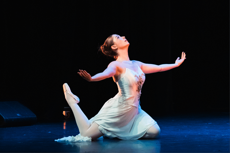 julie cazaux — Classical dancer