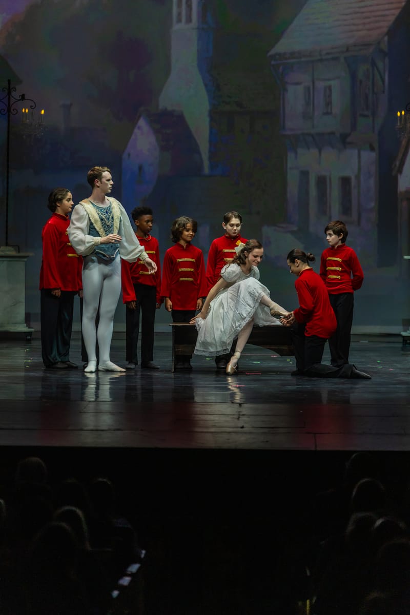 Cat Lyons — Classical dancer
